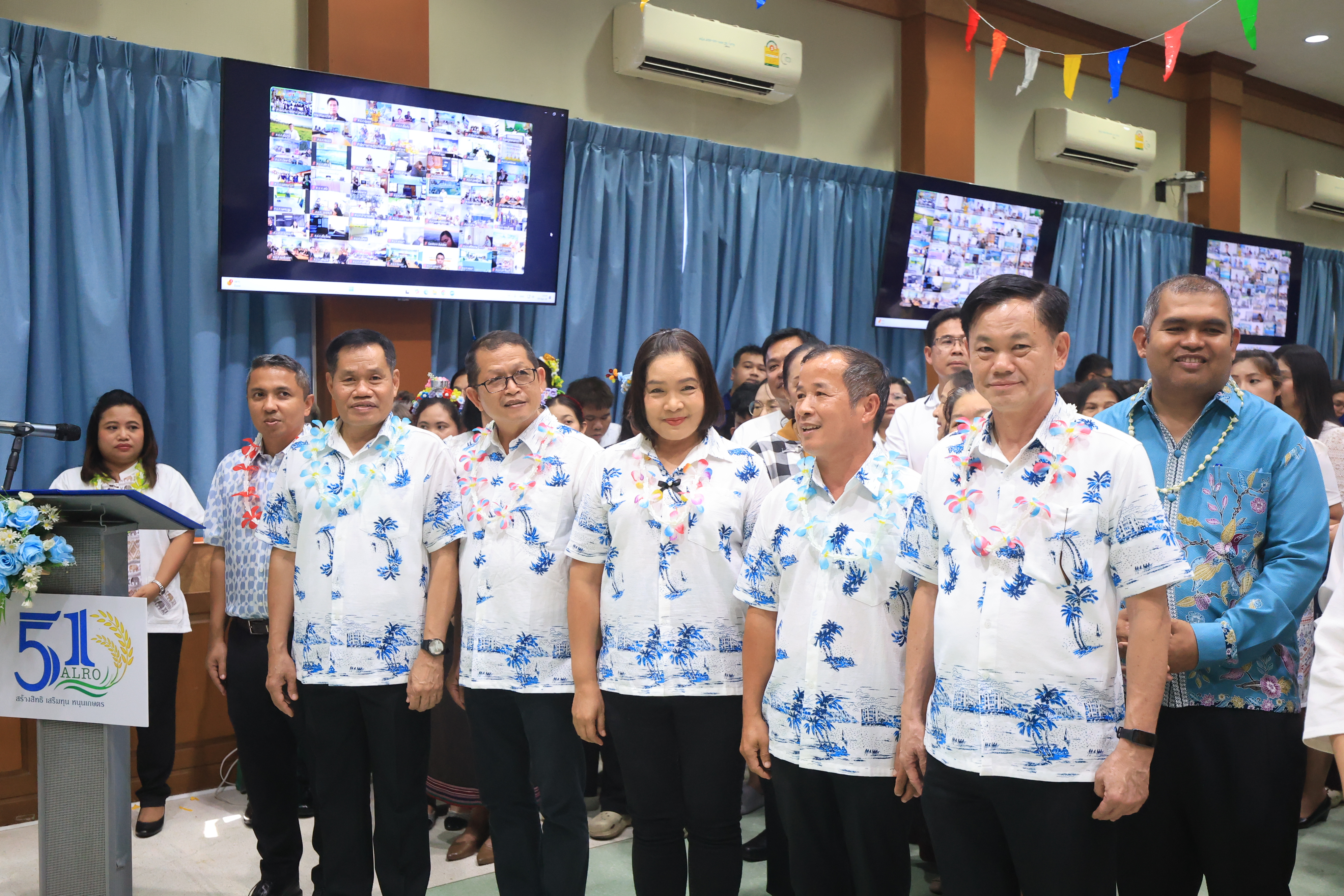 title - ชุ่มฉ่ำ! ชาว ส.ป.ก. ร่วมสรงน้ำพระพุทธรูป และรดน้ำขอพรผู้บริหาร เนื่องในประเพณีวันสงกรานต์ ประจำปี 2569 บรรยากาศเต็มไปด้วยความชื่นมื่นชุ่มฉ่ำ